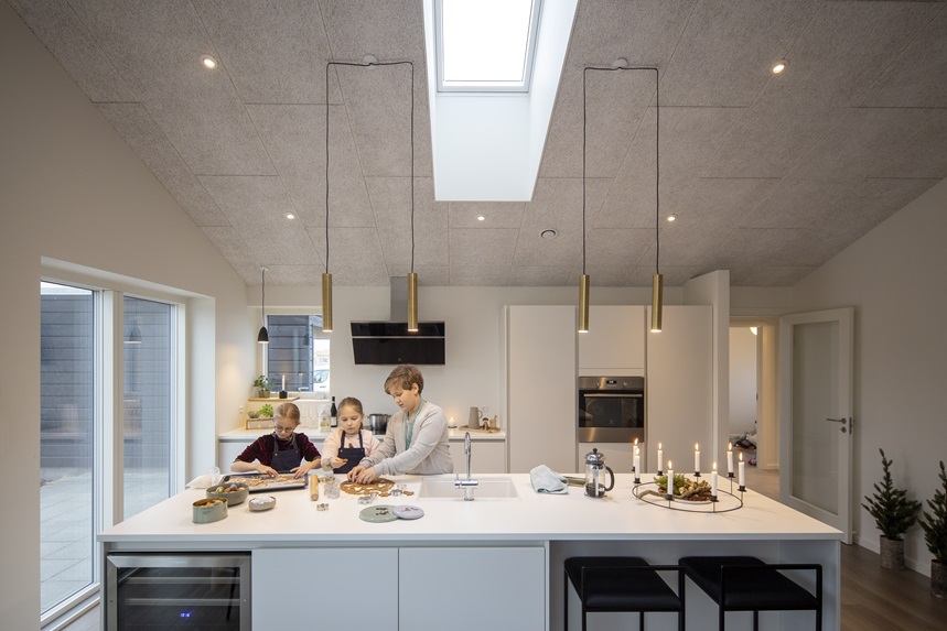 velux jumta logi, mansards, bēniņi, ziemassvētku dekorācijas, dekors, interjera dizains, mājīgi, rotājumi, virtuve, virsgaismas logs