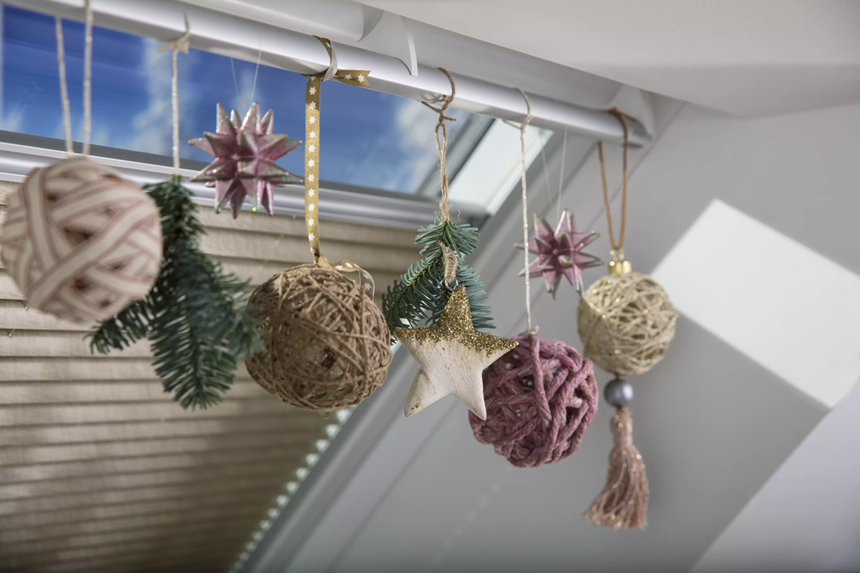 velux jumta logi, mansards, bēniņi, ziemassvētku dekorācijas, dekors, interjera dizains, mājīgi, rotājumi
