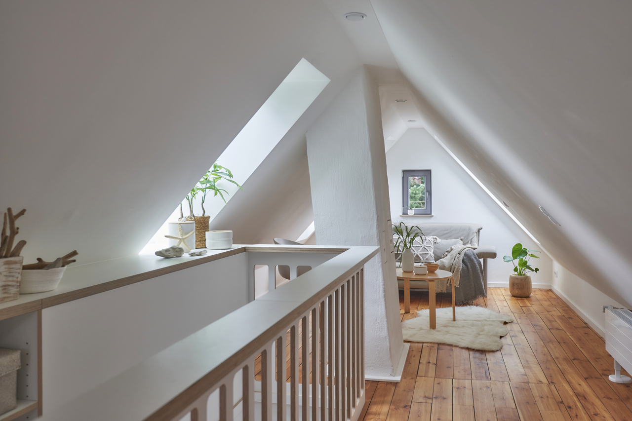 VELUX jumta logi bēniņu istabā