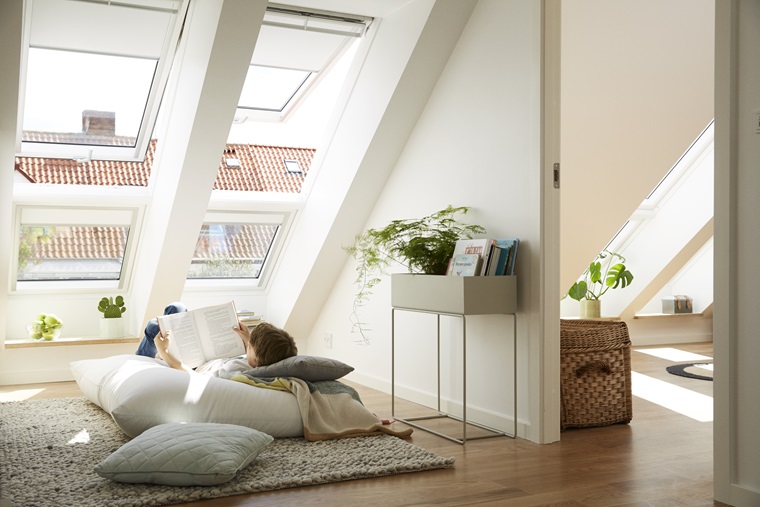 velux jumta logi, mansarda pārbūvēšana, renovācija, istabas augi, bērni, velux žalūzijas