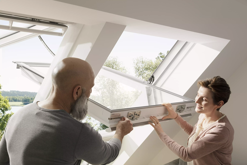 VELUX jumta logs, jumta loga tīrīšana, jumta loga apkope, VELUX GPU
