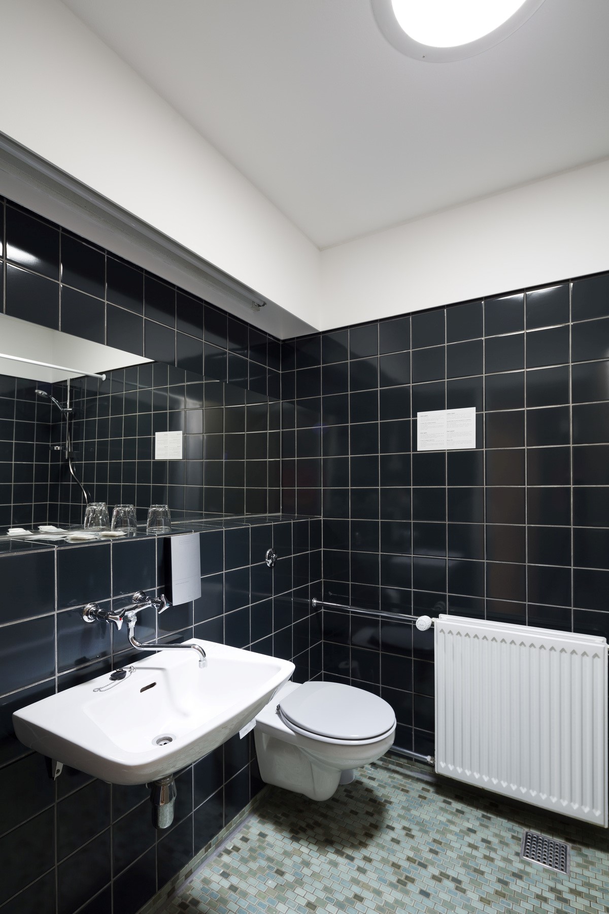 Green Solution House - świetlik tunelowy w łazience